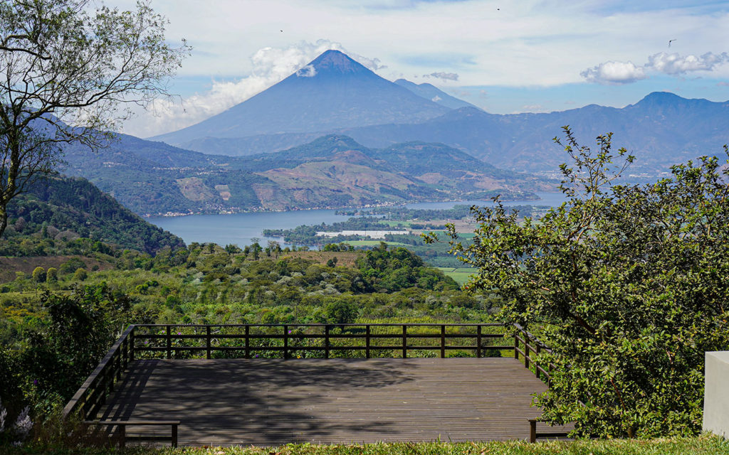 Terraza con vista al lago y al volcán en Finca San Gregorio