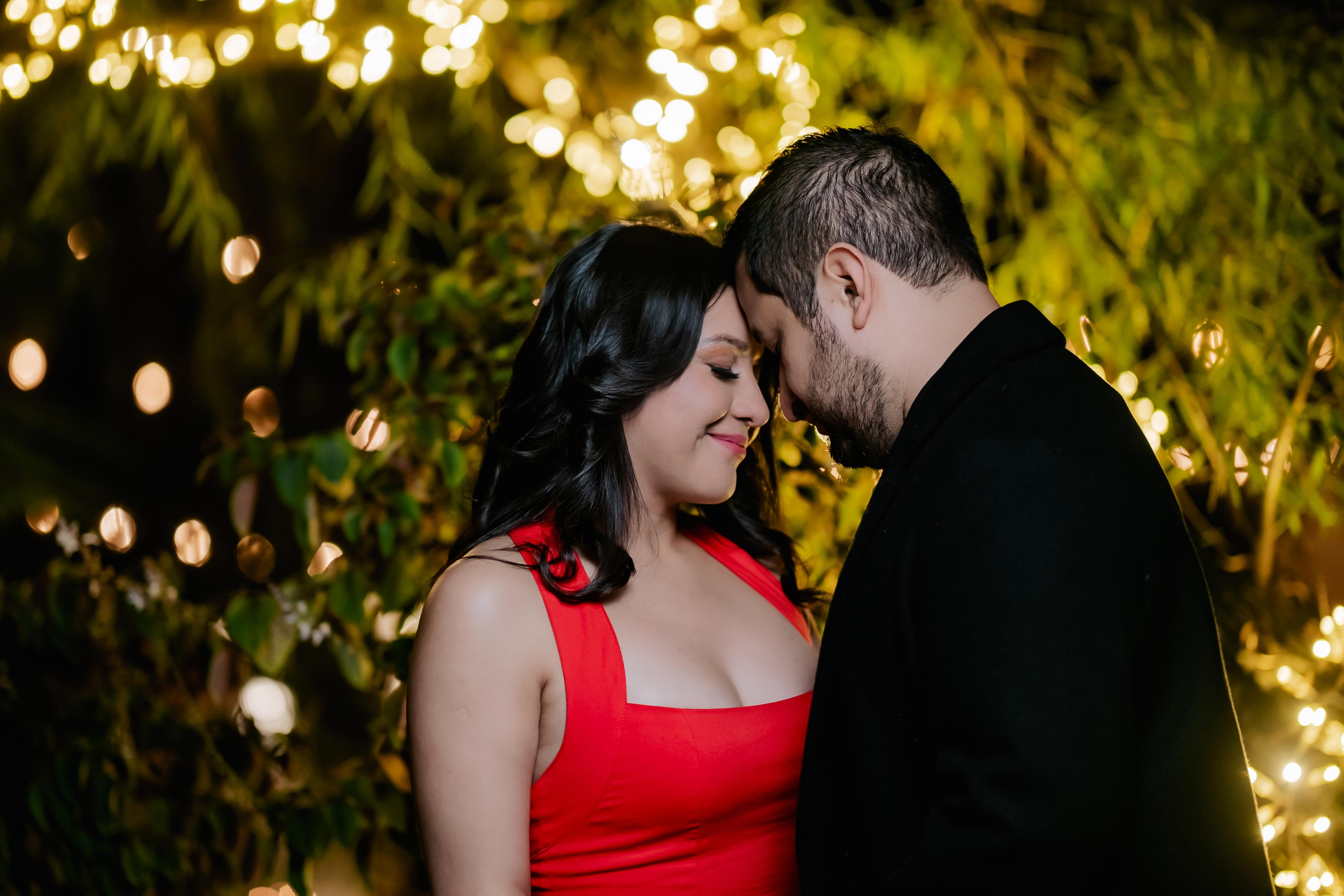 Daniela y Ariel juntos bajo luces cálidas